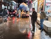 كسح مياه الأمطار فى الطرق والشوارع الرئيسية بمختلف مراكز ومدن الشرقية.. صور