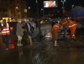 محافظ القليوبية: 30 سيارة شاركت بأعمال رفع تراكمات مياه الأمطار ببنها.. صور