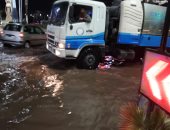 انتشار سيارات شفط مياه الأمطار بالسويس والإسماعيلية وبورسعيد.. صور