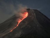 سحب رمادية وهواء ملوث.. ثوران بركان جبل ميرابى بإندونيسيا 