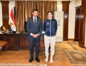 وزير الرياضة يلتقى الناشئة أمينة عرفى بطلة الاسكواش تحت 19 سنة