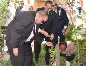 رئيس جامعة الأقصر يستقبل وفد "هنجملها لزراعة 1000 شجرة مثمرة"..صور