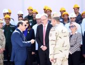الرئيس السيسي يلتقط صورة تذكارية بافتتاح مصانع الأسمدة الأزوتية بالعين السخنة