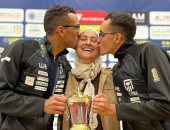  أبطال الخماسى أحمد ومحمد الجندى يقبلان والدتهما بعد التتويج فى بطولة العالم 