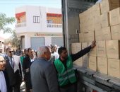 بدء توزيع 10 آلاف كرتونة مواد غذائية على المستحقين بمدن الوادى الجديد.. صور