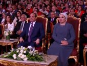 تأثر الرئيس السيسي خلال عرض فيلم عن تضحيات المرأة المصرية