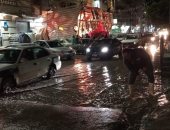 معدات مجلس مدينة العريش تواصل نزح مياه الأمطار من الشوارع.. صور