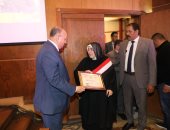 محافظ القاهرة يكرم 41 أما مثالية ويوجه التقدير للمرأة المصرية.. صور