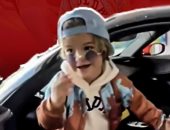 عمره 3 سنوات فقط.. طفل يقود سيارة والده فى سباق احترافى.. فيديو