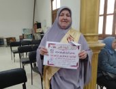 معلمة صباحا وعاملة فى مصنع مساء.. حكاية كفاح "آمال عبد العال" الأم المثالية 