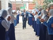 طالبات مدرسة باروط التجارية ببنى سويف يكرمن معلمين لبلوغهما سن التقاعد