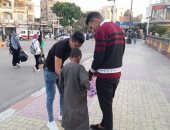 مسيحى يوزع فوانيس على المارة فى مدينة قنا احتفالا بشهر رمضان..فيديو وصور