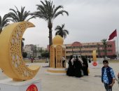 أهالى بورسعيد يلتقطون صورًا مع مجسم هلال رمضان فى الشوارع.. فيديو 