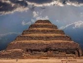 متى بدأ المصريون القدماء بناء أول الأهرامات؟