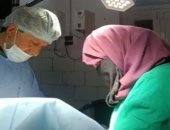 فريق طبي باكستاني يواصل إجراء عملية جراحية أثناء الزلزال..فيديو