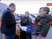 "واحد من الناس" يهدى أسرة الطفل "نادى" المصاب بالسرطان 30 ألف جنيه