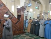 أهالى إسنا بالأقصر يؤدون صلاة التراويح بأول أيام رمضان فى المسجد العتيق.. فيديو 