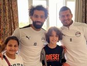 طارق حامد ينشر صورة لأبنيه مع محمد صلاح فى معسكر الفراعنة
