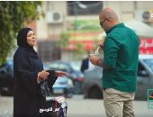 "حياة كريمة" يعرض قصة أرملة تبيع كشرى ديليفرى ويهديها مبلغا ماليا.. فيديو