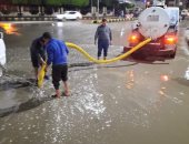 رئيس مدينة أشمون بالمنوفية يتابع التعامل الفورى مع مياه الأمطار.. صور