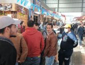 بعد موائد الطيور.. إقبال على سوق الأسماك في بورسعيد بثالث أيام شهر رمضان.. صور