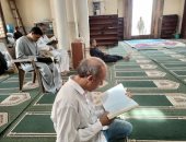 روحانيات كتاب الله.. أهالى الأقصر يتلون القرآن فى المساجد بنهار رمضان (صور)
