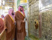 محمد بن سلمان يزور المسجد النبوى و"قباء" ويصلى فى الروضة الشريفة.. صور