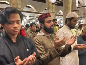 الطلاب الوافدون: رمضان في الأزهر حاجة تانية والسر في التراويح.. صور