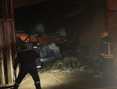 محافظ القليوبية ينتقل لموقع حريق مصنع بالخانكة بعد السيطرة عليه.. صور