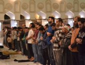 وكيل الأزهر وآلاف المصلين يؤدون العشاء والتراويح في أروقة الأزهر العتيقة.. صور