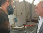 جولة مفاجئة لرئيس الغرفة التجارية بالإسماعيلية بمعرض "أهلا رمضان"