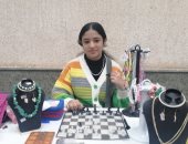 "أسما" موهبة عمرها 12 عاما تبدع فى صناعة الشطرنج بـ"الريزن".. فيديو وصور