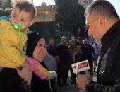 عمرو الليثي يهدي سيدة بسيطة مبلغ 10 آلاف جنيه في "واحد من الناس"