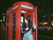كيم كارداشيان تقف داخل كشك الهاتف الشهير أثناء رحلتها إلى لندن.. صور