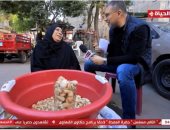 كلها رضا.. "واحد من الناس" يجبر خاطر بائعة فول ويهديها مبلغا ماليا.. فيديو