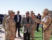 الرئيس السيسي يتفقد الارتكازات الأمنية بشرق القناة ويلتقى مقاتلى قيادات مكافحة الإرهاب