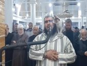شاهد قطة تعتلى كتف إمام مسجد من الجزائر وتقبل وجهه أثناء صلاة التراويح 