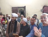 أهالى الأقصر يحتفلون بالمنشد أحمد حسن بعد نجاح أنشودته عن شهر رمضان.. صور