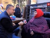 عمرو الليثي يهدي سيدة قعيدة مبلغًا ماليًا في "واحد من الناس"