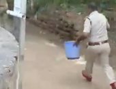 سيدة هندية تلد طفلا داخل دلو بحمام منزلها والشرطة تتدخل لإنقاذه.. فيديو