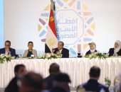 الرئيس السيسي يدير حوارا مفتوحا مع المواطنين فى الأسمرات.. صور