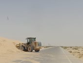 تنفيذ حملات إزاحة الرمال المتحركة على مسارات الطرق بوسط سيناء