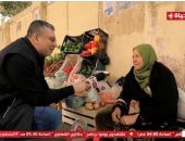 "واحد من الناس" يجبر خاطر بائعة خضار ويهديها مبلغا ماليا.. فيديو