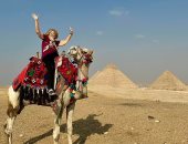 العمر مجرد رقم.. أمريكيتان تحتفلان بعيد ميلادهما الـ80 بجولة حول العالم شملت مصر