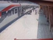 ناظر محطة سوهاج ينقذ راكبا قبل دهسه أسفل عجلات القطار الروسى 