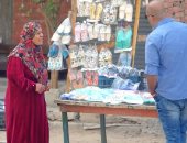 "حياة كريمة" يبرز قصة سيدة وزوجها يبيعان شباشب فى الشارع للإنفاق على أولادهما