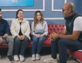 برنامج حياة كريمة يبرز قصة سيدة وزوجها يبيعان شباشب فى الشارع بمكسب 5 جنيهات للإنفاق على أولادهما.. يسلط الضوء على أسرة طبية تعمل خيرا كثيرا لغير القادرين.. وطبيبة: نجرى عمليات جراحية مجانا بالاتفاق مع مستشفيات