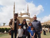 مصر تحقق أمنية 3 أطفال كنديين وتدعوهم لزيارة الأهرامات قبل فقدان بصرهم.. صور
