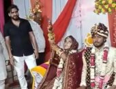 عروس هندية تطلق النار احتفالاً بزفافها والشرطة تبحث عنها.. اعرف السبب "فيديو"