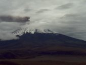 انبعاث عمود دخان ورماد من بركان كوتوباكسى فى الإكوادور